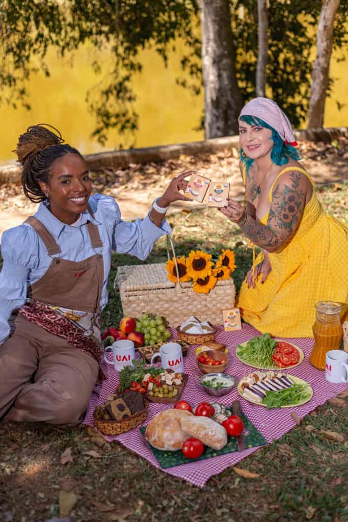 Tofu artesanal UAI Tofu em piquenique ao ar livre com alimentos naturais e sustentáveis.