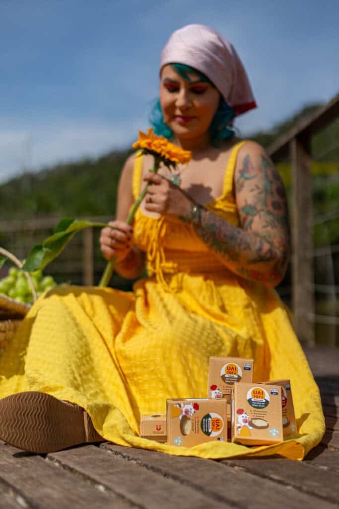 Tofu artesanal UAI Tofu em embalagem ecológica, destaque na produção sustentável de tofu.