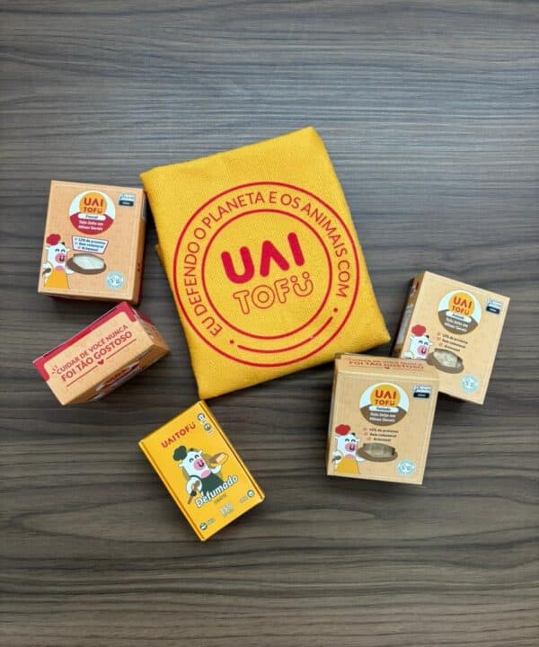 Tofu UAI com itens promocionais e embalagem, produtos veganos e nutritivos.