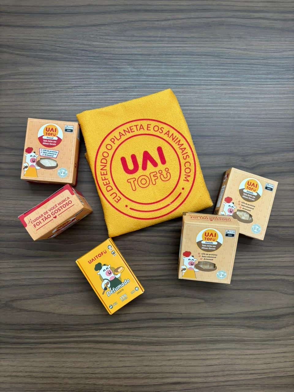Tofu UAI com itens promocionais e embalagem, produtos veganos e nutritivos.